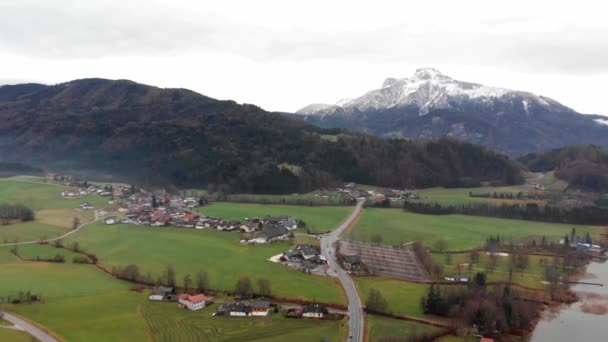 Paisagem da aldeia austríaca e montanhas facilmente cobertas de neve. Vídeo 4K. — Vídeo de Stock