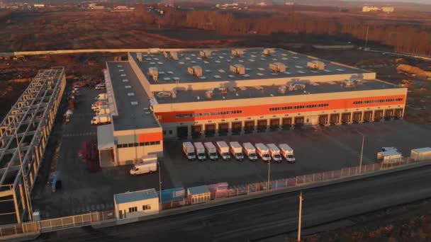 Lastwagen fährt Logistikzentrum an. — Stockvideo
