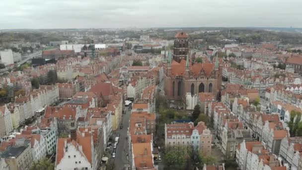 Gdansk, vlakbij de oude stad. Een drone schot.. — Stockvideo