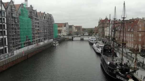 Gdaňsk, blízko starého města. Výstřel dronů. — Stock video