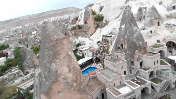 Záběry z dronů nad sopečnými kopci v Cappadocii — Stock video