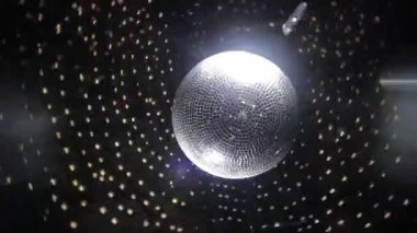 Disko kulübünde dans müziği ve dizüstü bilgisayarı karıştırmak için DJ ses kontrol konsolu.