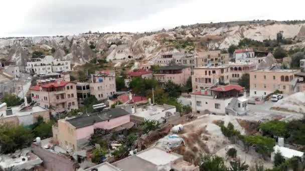 Kapadokya 'daki volkanik tepelerin üzerindeki insansız hava aracı görüntüleri. — Stok video