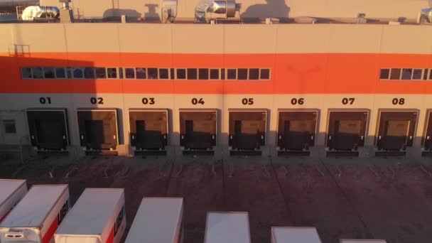 Camion sta guidando al centro logistico. — Video Stock