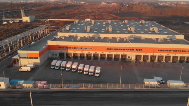 Lastwagen fährt Logistikzentrum an. — Stockvideo