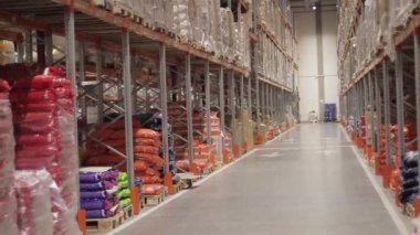 İçinde karton kutular olan bir depo. Palet raflarında, lojistik merkezde..