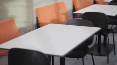 Şehrin ufuk çizgisi manzaralı büyük ofis kafe bölgesinde iş adamları