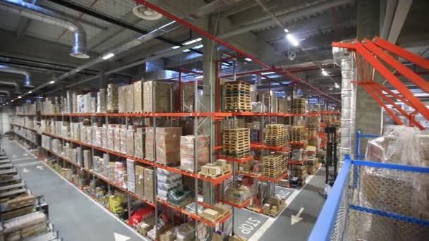 Entrepôt avec boîtes en carton à l'intérieur sur porte-palettes, centre logistique.