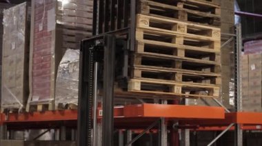 İçinde karton kutular olan bir depo. Palet raflarında, lojistik merkezde..