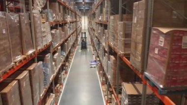 İçinde karton kutular olan bir depo. Palet raflarında, lojistik merkezde..