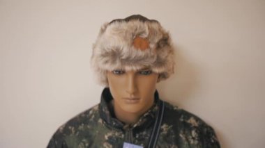 Mağazada avlanmak için kıyafetler.