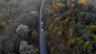 Arka planda lüks bir araba var.