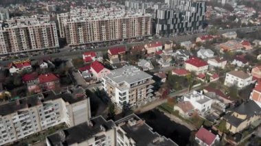 Vinç ve bina yapım aşamasında. İnşaat alanı.