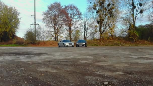 Carro de luxo na estrada no fundo do campo — Vídeo de Stock