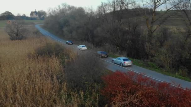 Auto di lusso su strada sullo sfondo campo — Video Stock