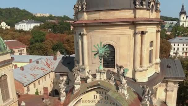 Techos aéreos e Iglesia Ciudad Vieja Lviv, Ucrania . — Vídeo de stock