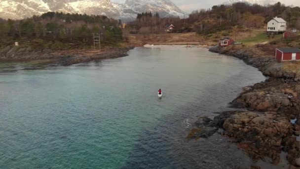 Drone tiro en medio de increíble y hermoso fiordo noruego en kayak — Vídeos de Stock