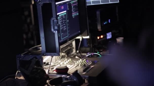 Audiomischpult bei einem Konzert. Mann arbeitet an professionellem digitalen Audiokanal-Mischpult im Studio. männlich dj hände spielen set in night club party slow motion — Stockvideo