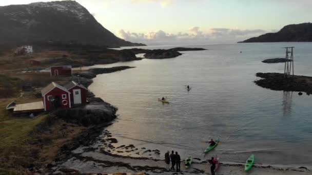 Drohnenschuss inmitten eines unglaublichen und wunderschönen norwegischen Fjords im Kajak — Stockvideo