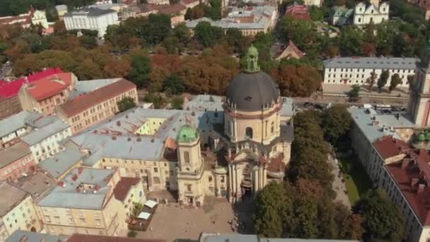 Flygande tak och kyrka Old City Lviv, Ukraina. — Stockvideo