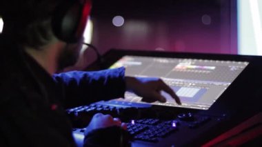 Ses karışımı Resepsiyon bir konserde. Profesyonel dijital ses kanal karıştırıcı Studio üzerinde çalışan adam. Eller erkek Dj gece kulübü parti yavaş oyun seti