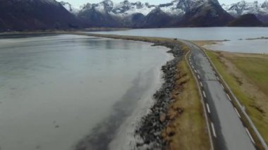 Norveç 'in doğası. Norveç fiyordunun üzerinde uçuyor