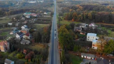 Arka planda lüks bir araba var.