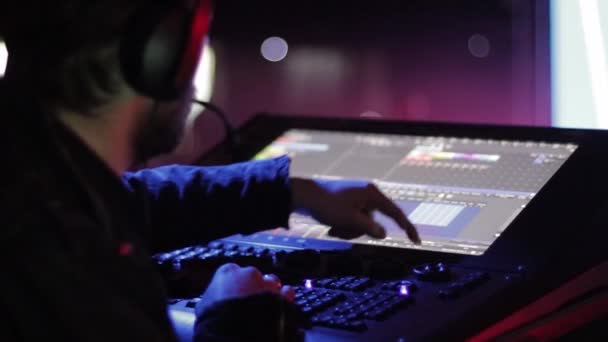 Mesa de mezcla de audio en un concierto. Hombre trabajando en el mezclador de canales de audio digital profesional en el estudio. macho dj manos jugando set en noche club partido cámara lenta — Vídeos de Stock