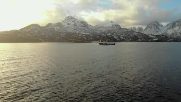 在日落时分飞越美丽的港口和城市基础设施的神奇的挪威城市 — 图库视频影像