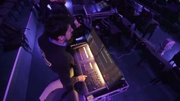 Mesa de mezcla de audio en un concierto. Hombre trabajando en el mezclador de canales de audio digital profesional en el estudio. macho dj manos jugando set en noche club partido cámara lenta — Vídeos de Stock