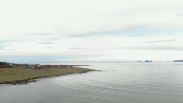 노르웨이의 자연. 노르웨이 협만 상공을 날다 — 비디오