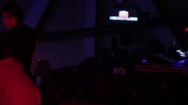 Mesa de mistura de áudio em um concerto. Homem trabalhando em mixer de canal de áudio digital profissional em estúdio. masculino dj mãos jogar definido no noite clube festa lento movimento — Vídeo de Stock