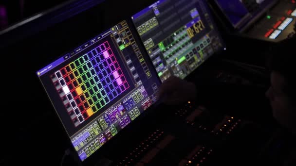 Audio mix bureau tijdens een concert. Man aan het werk op professionele digitale audio Kanaalmixer in studio. Mannelijke Dj handen spelen set night club partij vertraagd — Stockvideo