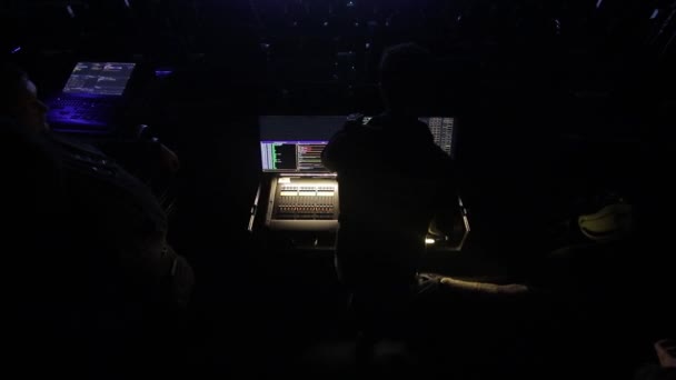 Ljud mix skrivbord vid en konsert. Man som arbetar på professionell digital audio kanal mixer i studio. Manliga Dj händer spelar set i natt club part slow motion — Stockvideo