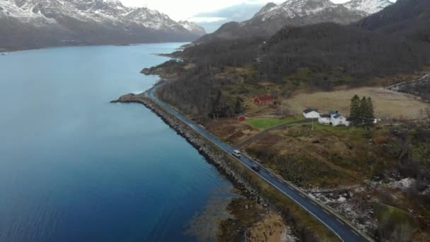 Norveç 'in kuzeyindeki Lofoten Adaları' ndaki adalar ve kıyı yolu manzaralı havadan çekilen çekim. — Stok video