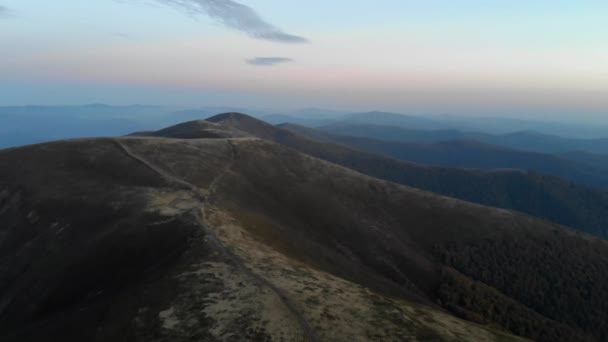 Golder Kumu dağları kapatır. Gün batımı. — Stok video