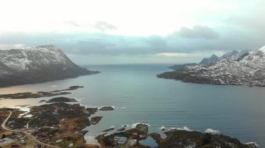 Norveç 'in doğası. Norveç fiyordunun üzerinde uçuyor