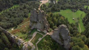 Destansı İHA tepeden aşağı hava manzaralı Dağlar kayalık vadi