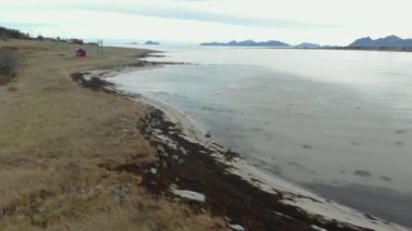 Norveç 'in doğası. Norveç fiyordunun üzerinde uçuyor