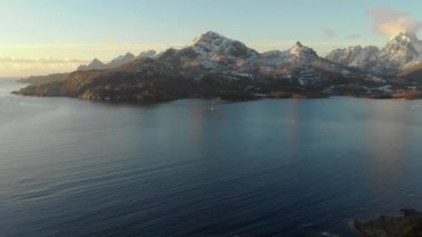 Norveç 'in doğası. Norveç fiyordunun üzerinde uçuyor