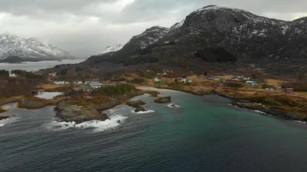 Norveç 'in doğası. Norveç fiyordunun üzerinde uçuyor — Stok video