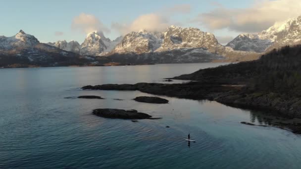 信じられないほど美しいノルウェーのフィヨルドの真ん中でカヤックで撮影されたドローン — ストック動画