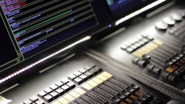 Table de mixage audio lors d'un concert. Homme travaillant sur mixeur professionnel de canaux audio numériques en studio. Mâle Dj mains jeu mis en boîte de nuit partie au ralenti 