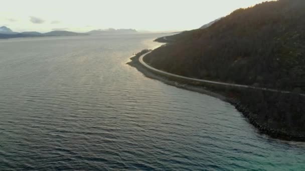 Vuelo aéreo sobre plano inclinado con vista a las islas y carretera costera en el norte de Noruega Islas Lofoten — Vídeos de Stock