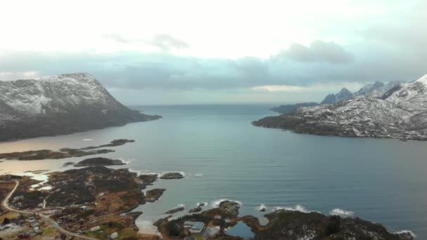 Naturaleza de Noruega. Volando sobre el fiordo noruego — Vídeos de Stock