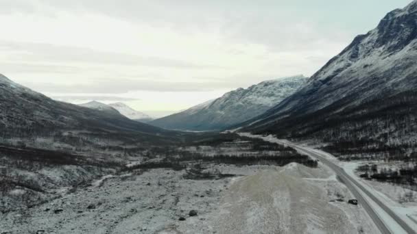I norra Norge reser sig ett berg ut ur havet.. — Stockvideo