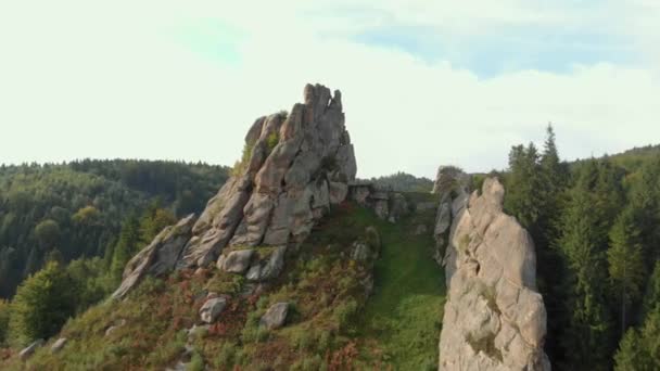 Epic drone vista aérea de arriba hacia abajo Montañas valle rocoso — Vídeo de stock