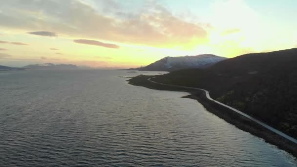 Vuelo aéreo sobre plano inclinado con vista a las islas y carretera costera en el norte de Noruega Islas Lofoten — Vídeos de Stock
