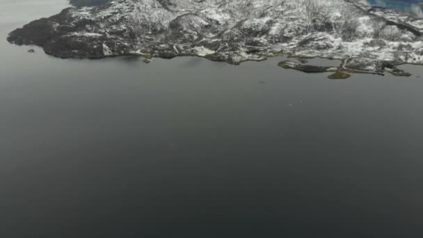 Природа Норвегії. Переліт через північно-західний фіорд. — стокове відео
