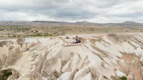 Jeeps bepergian di padang pasir — Stok Video